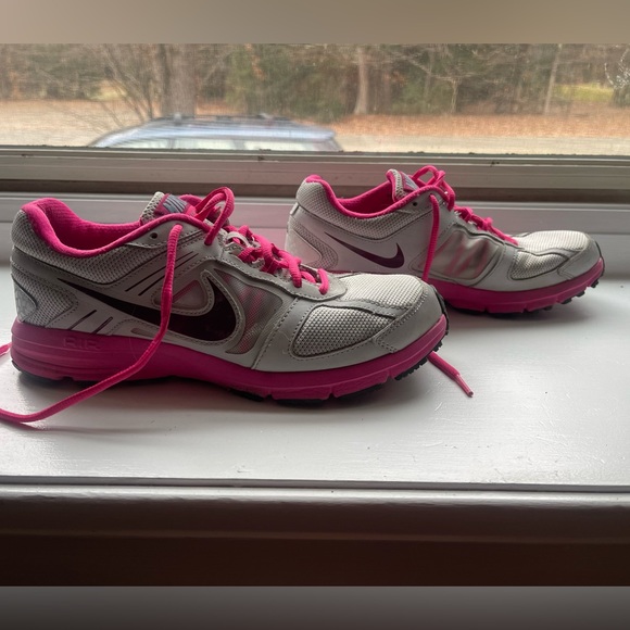 Nike women’s sneakers - Picture 1 of 3